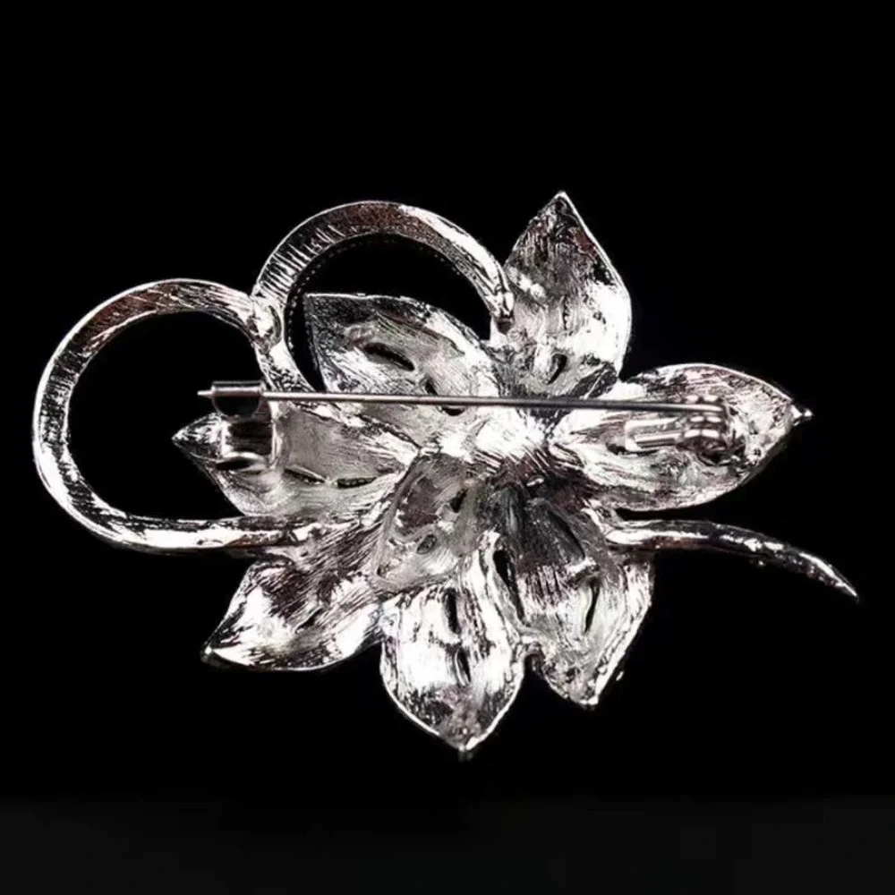 NWT Elegant Faux Pearl Brooch Luxury Embellished Fashion Flower Pin - Picture 3 of 8